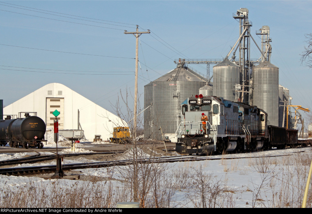 WSOR 3809 heads to the edge of town to switch Olson's Mill